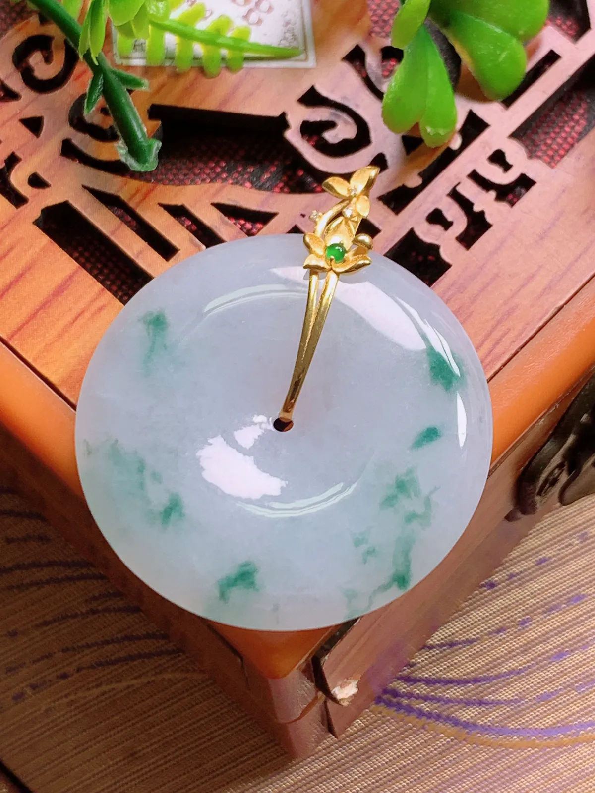 精品推荐，缅甸天然A货翡翠，18K金镶嵌冰种飘花平安扣吊坠，种水好，颜色鲜艳，玉质水润细腻，工艺精湛，佩戴效果更佳。