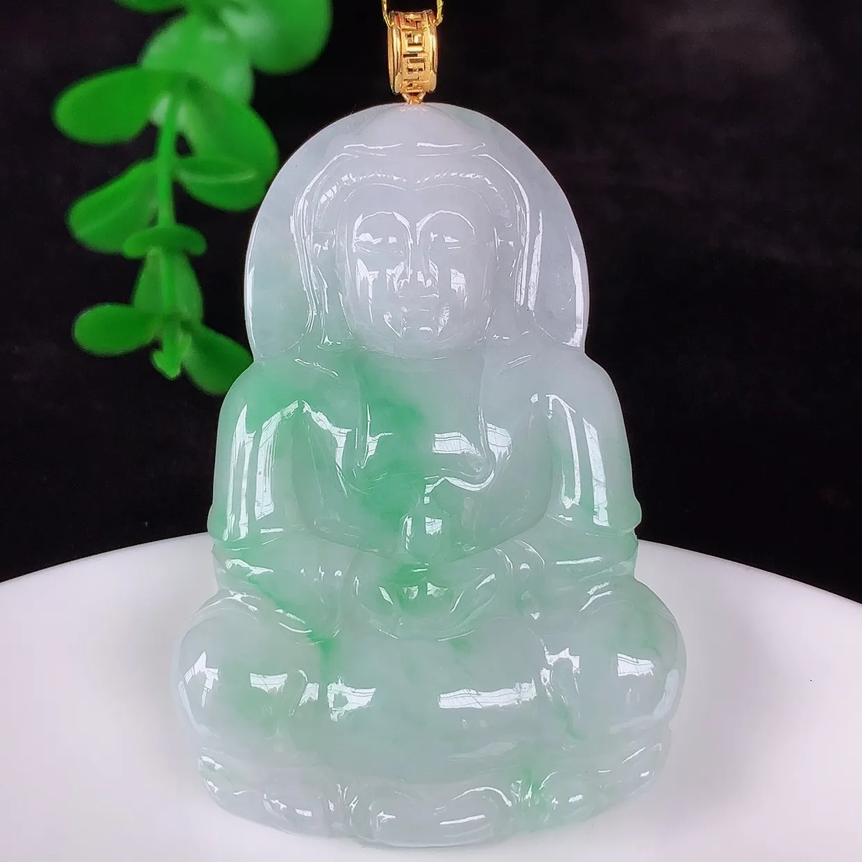 自然光实拍，18K金镶嵌冰糯种飘绿翡翠观音吊坠，赐福翡翠观音，翠色迷人，观音面相端庄，佩戴时尚出众！