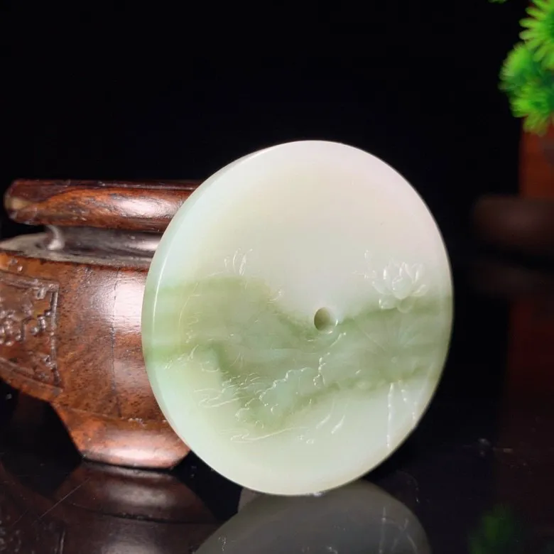 新疆和田玉且末兰翠花开富贵挂件。 尺寸55/6重45.5克 玉质细腻油润。手推出油。品相大气 lt250509