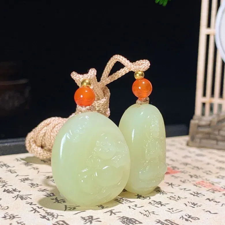 新疆若羌黄口料观音佛挂件。 单个尺寸27/23/11重25克 玉质细腻油润。手推出油。品相大气 lt250509