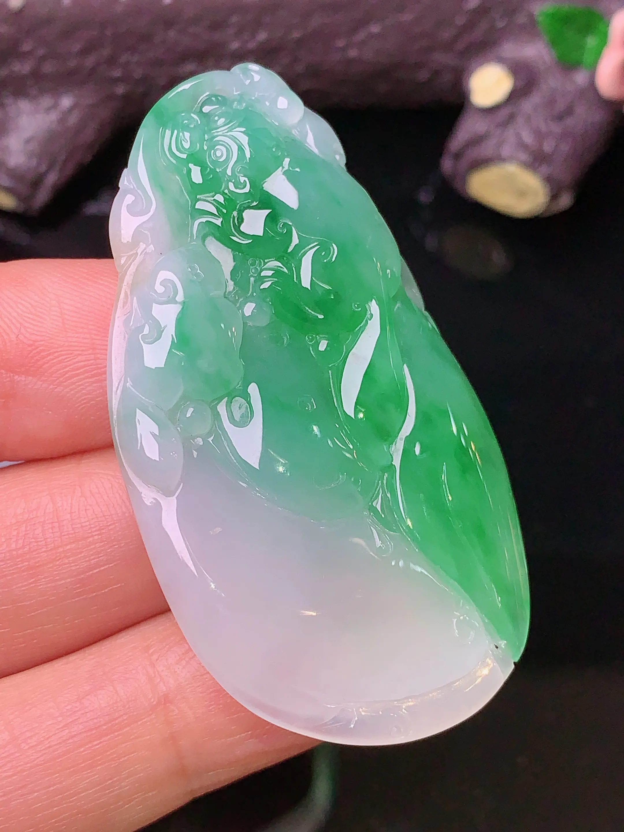 飘绿雕花牌吊坠 玉质细腻 色泽清新艳丽 整体尺寸51.3*28*5.8