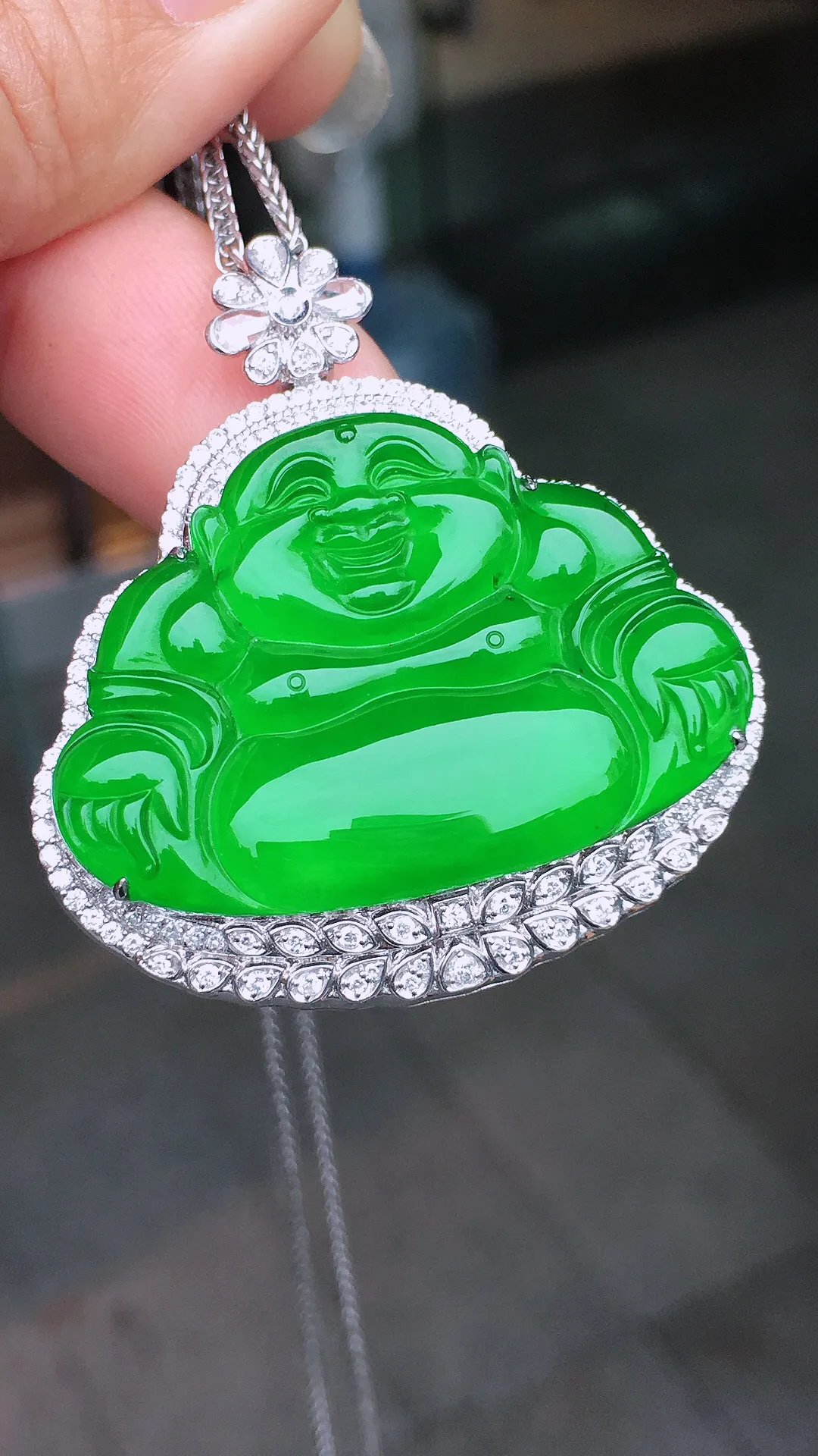 阳绿佛公吊坠，色泽均匀艳丽，玉质细腻，荧光感超
强，饱满水润，气质满满。18k
金豪华镶嵌