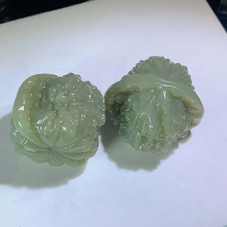 一对新疆且末蓝江山在握核桃把件。单个尺寸42/41/33.8/mm总重148克，玉质细腻油润 底色纯净 ，脂粉好，品质好！lt2504015