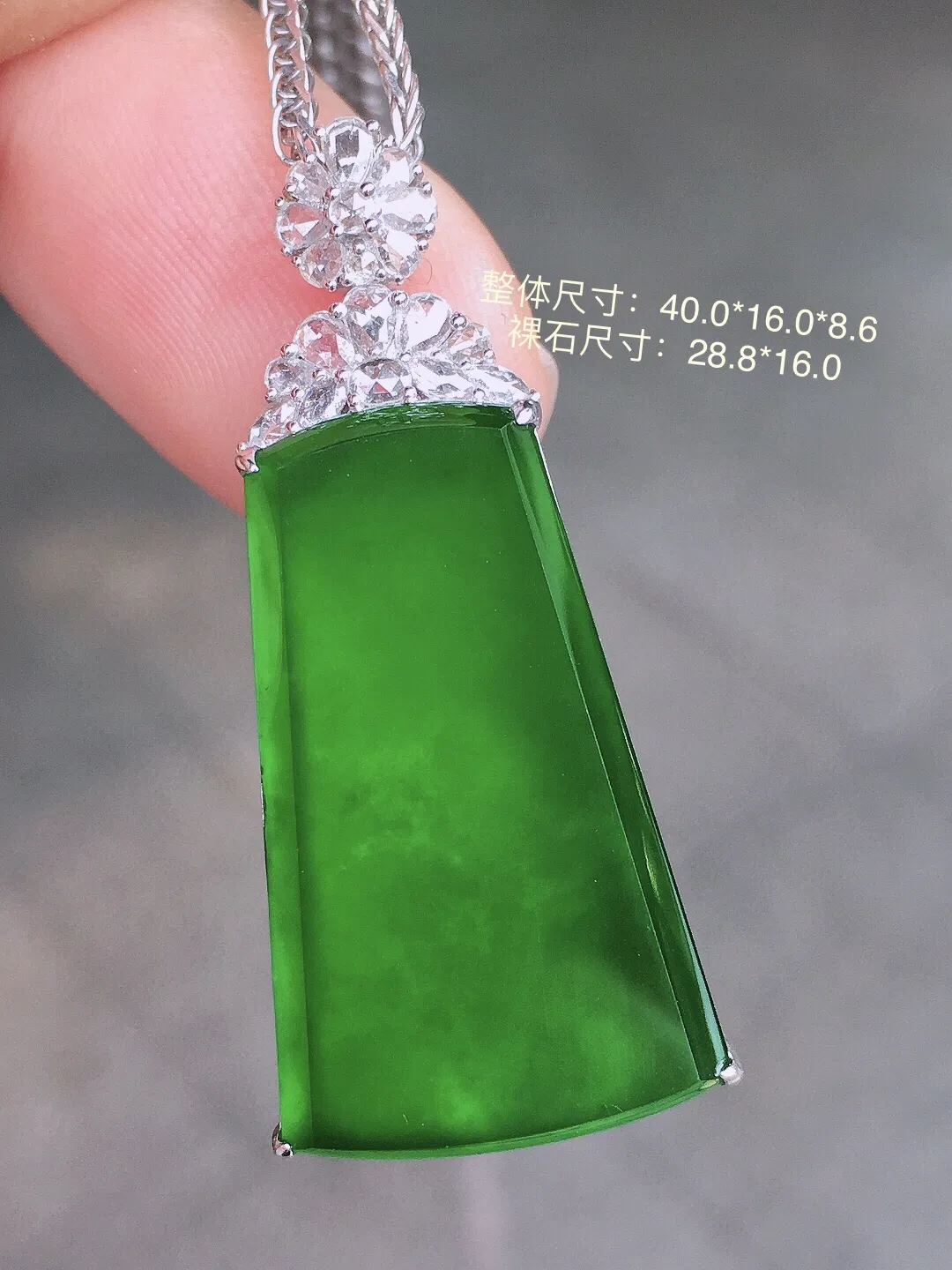 满绿无事牌吊坠，色泽均匀浓郁，玉质细腻，荧光感超
强，饱满水润，气质满满。18k
金豪华镶嵌