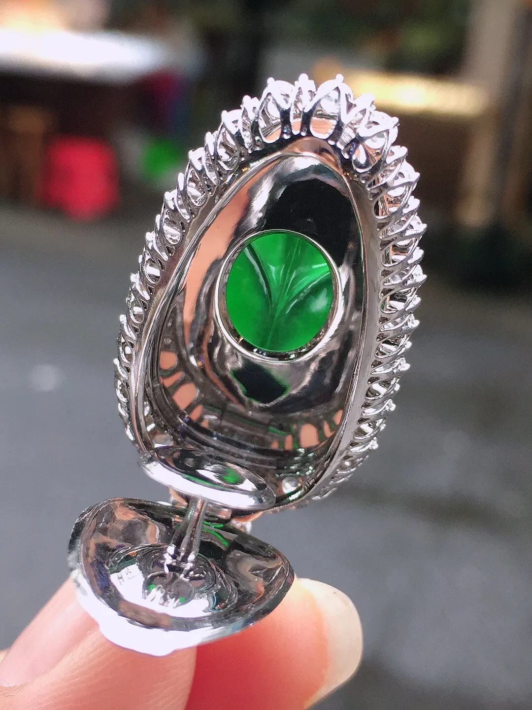满绿玉叶吊坠，色泽均匀浓郁，玉质细腻，荧光感超
强，饱满水润，气质满满。18k
金豪华镶嵌