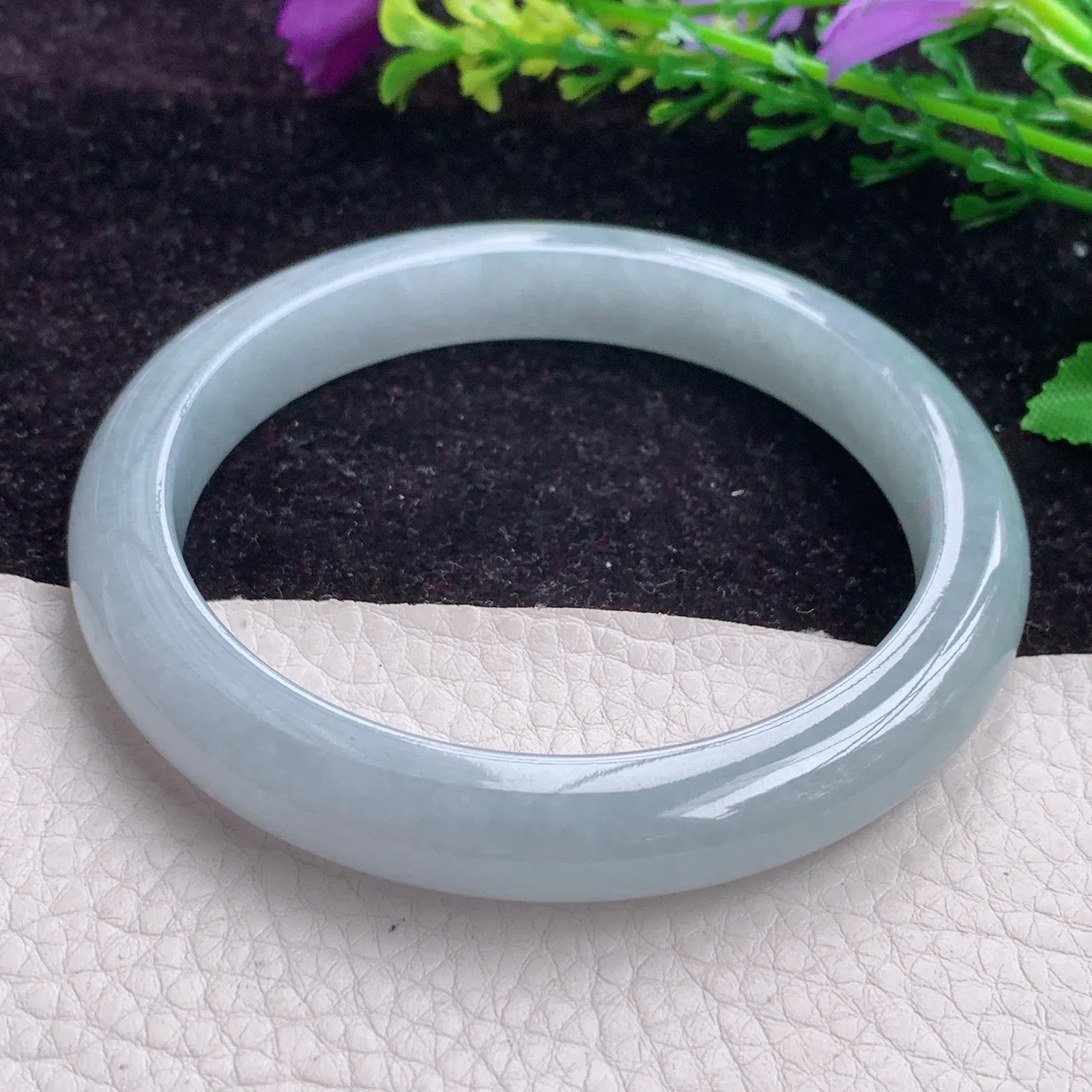 js实拍 大圈口62.5*10*8.5翡翠A货冰胶纯美宽边翡翠手镯 玉镯子