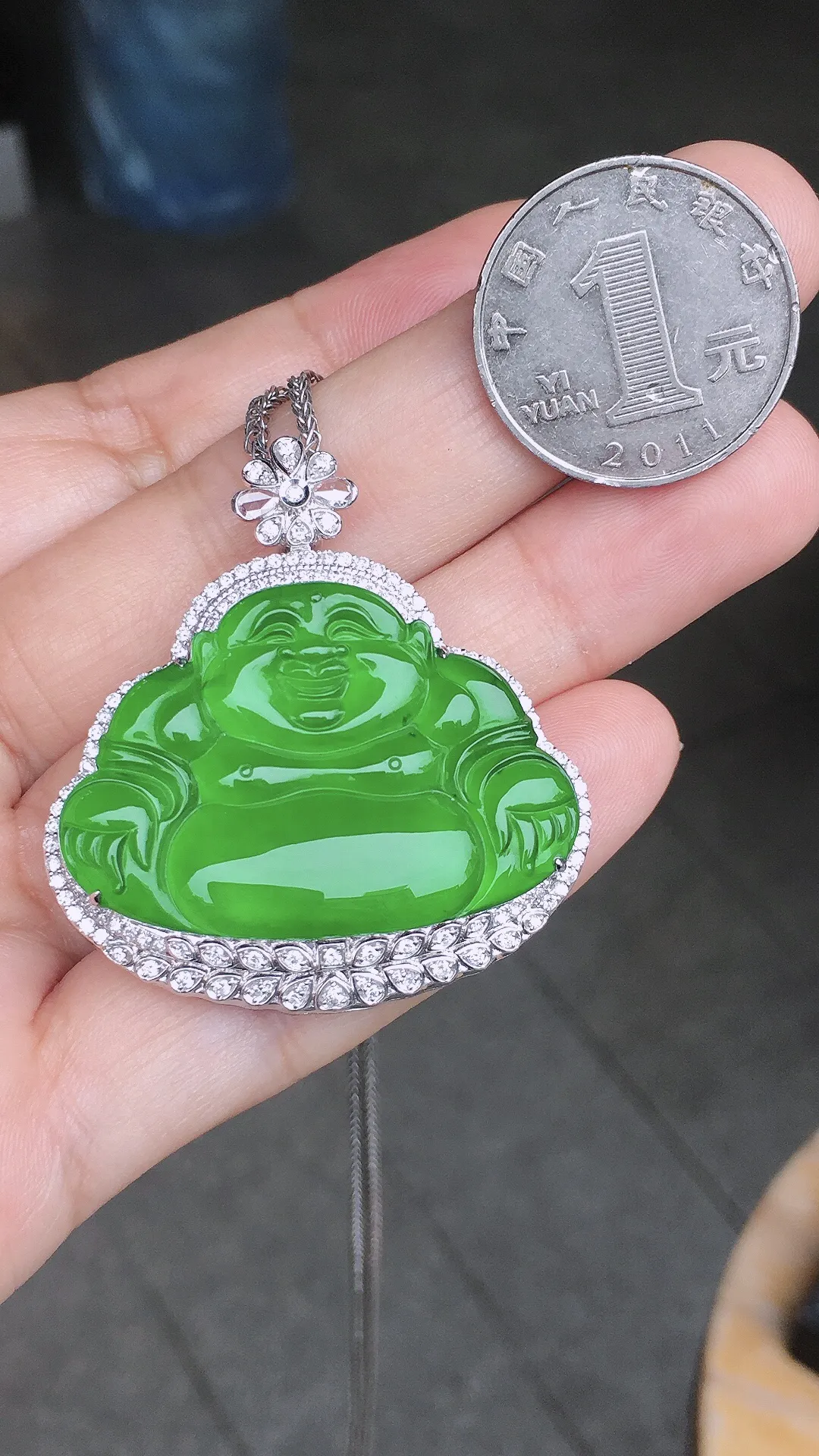 阳绿佛公吊坠，色泽均匀艳丽，玉质细腻，荧光感超
强，饱满水润，气质满满。18k
金豪华镶嵌