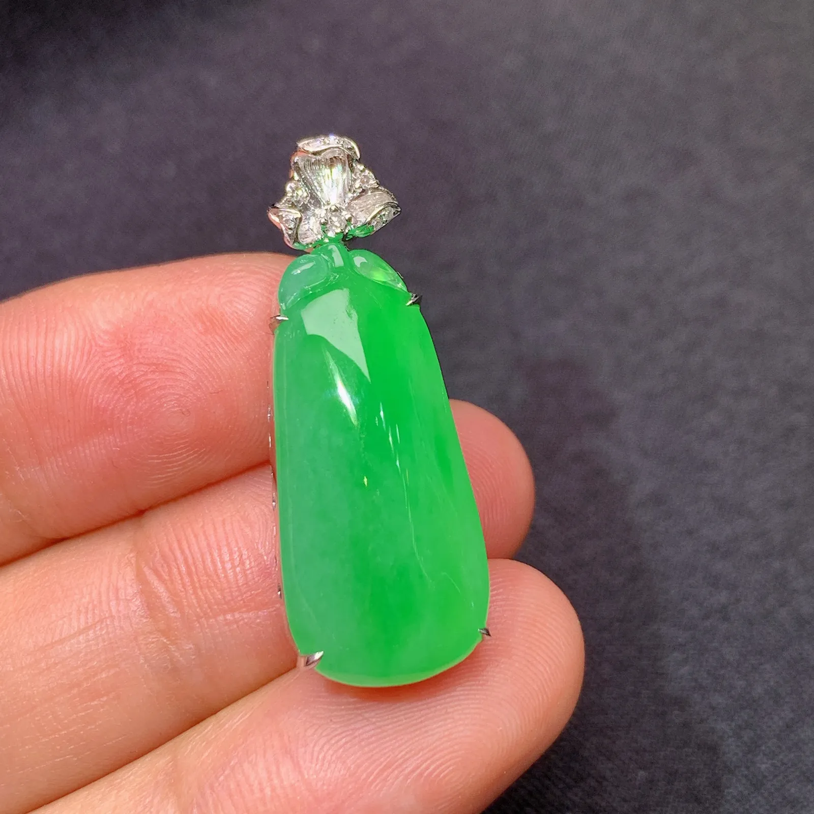 冰阳绿福瓜吊坠，18k金镶嵌，色泽鲜阳，冰润细腻，种水足 尺寸30*11*8.9