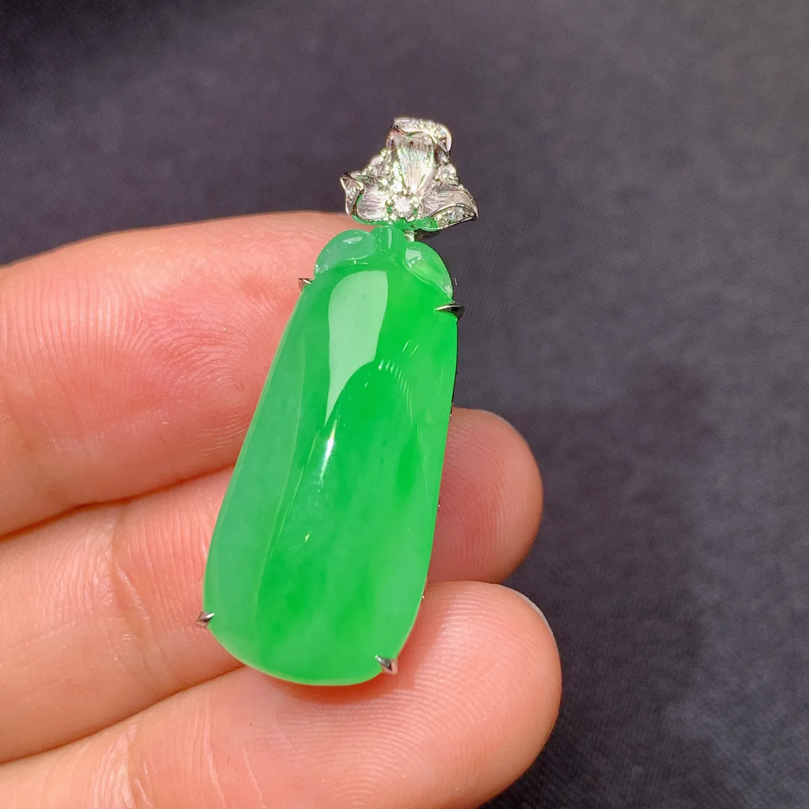 冰阳绿福瓜吊坠，18k金镶嵌，色泽鲜阳，冰润细腻，种水足 尺寸30*11*8.9