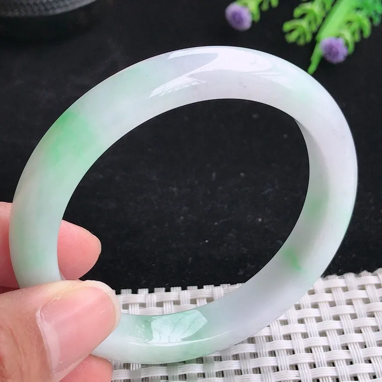 自然光57圈口老坑精美温润飘绿手镯翡翠玉镯尺寸57/10.8/8.2