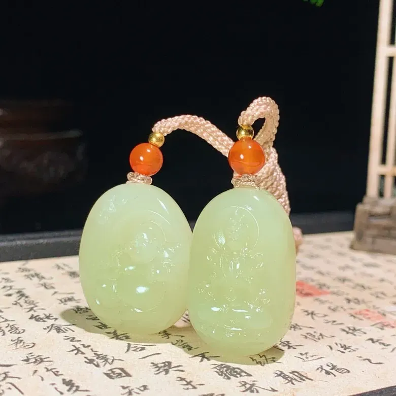 新疆若羌黄口料观音佛挂件。 单个尺寸27/23/11重25克 玉质细腻油润。手推出油。品相大气 lt250509