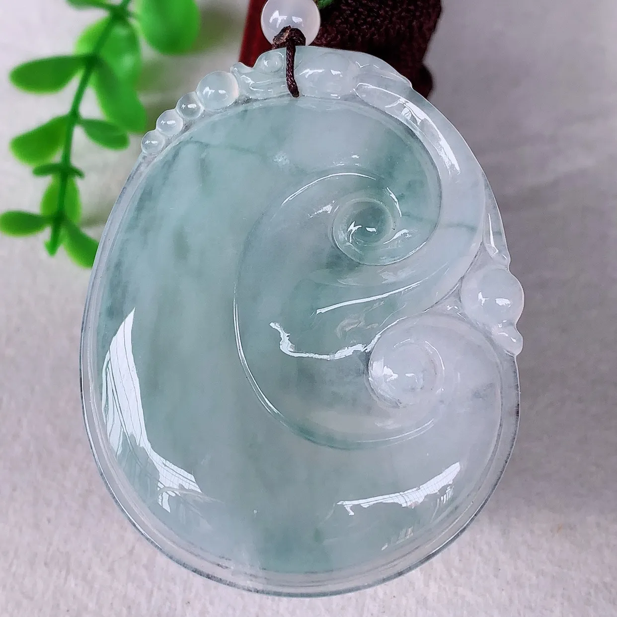 自然光实拍，大件冰种飘花翡翠如意吊坠，翡翠如意，上身效果非常美，饱满大气，工艺美，万事如意，如意一生