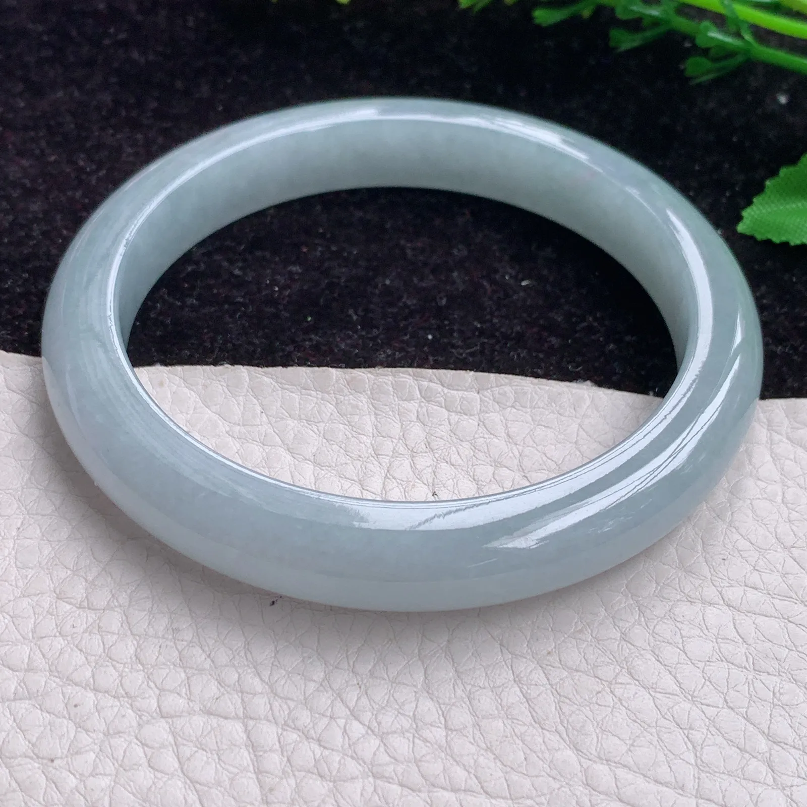 js实拍 大圈口62.5*10*8.5翡翠A货冰胶纯美宽边翡翠手镯 玉镯子