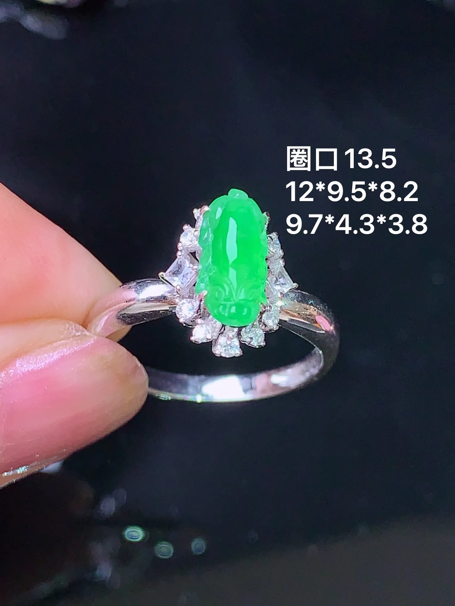 18k金钻镶嵌翠绿貔貅戒指 玉质细腻 色泽清新艳丽 圈口13.5 整体尺寸12*9.5*8.2