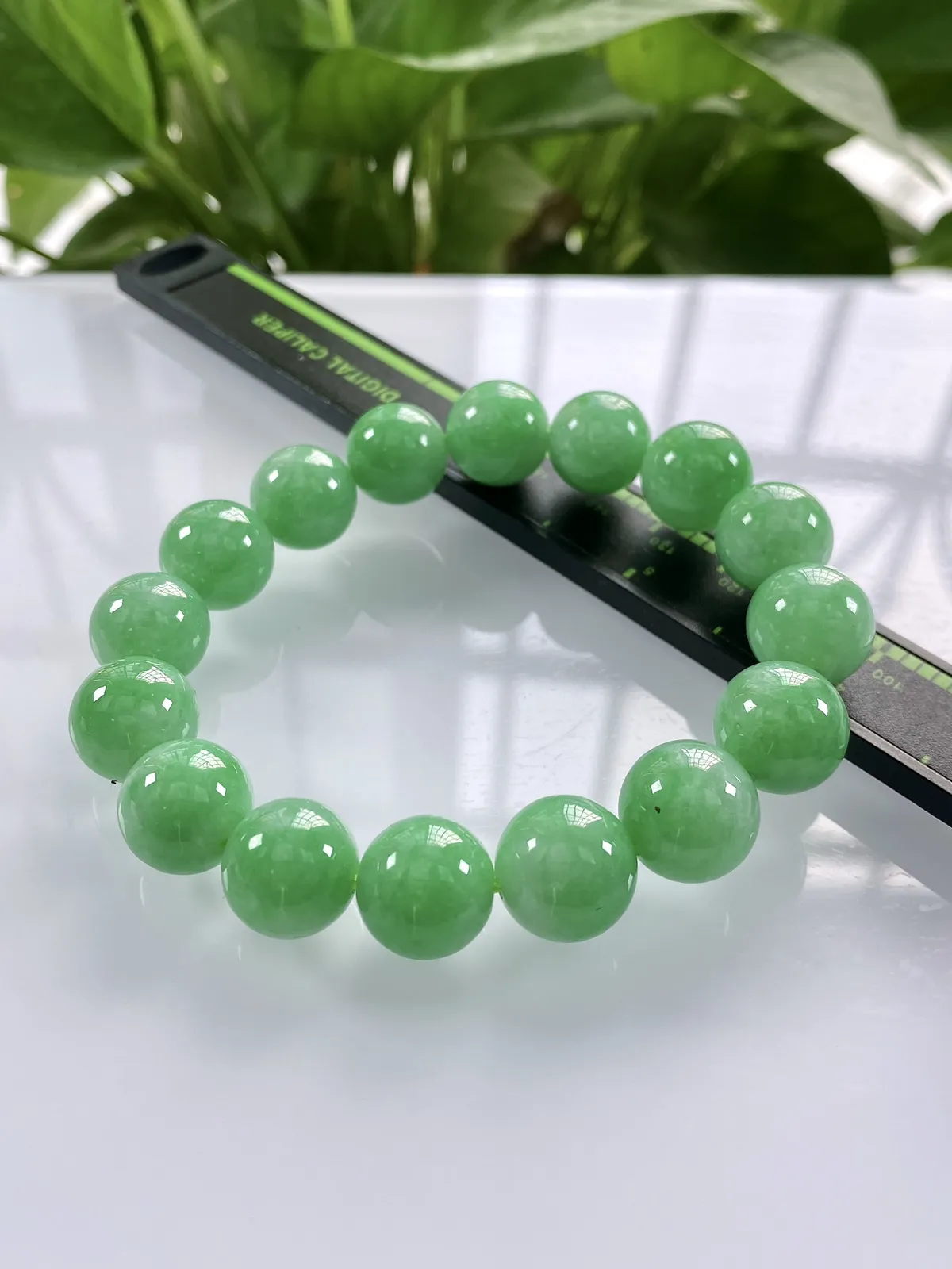 缅甸天然翡翠A货，卡13冰润满绿豆阳绿圆珠手串手链，尺寸：13mm/16颗，重量：56.92g