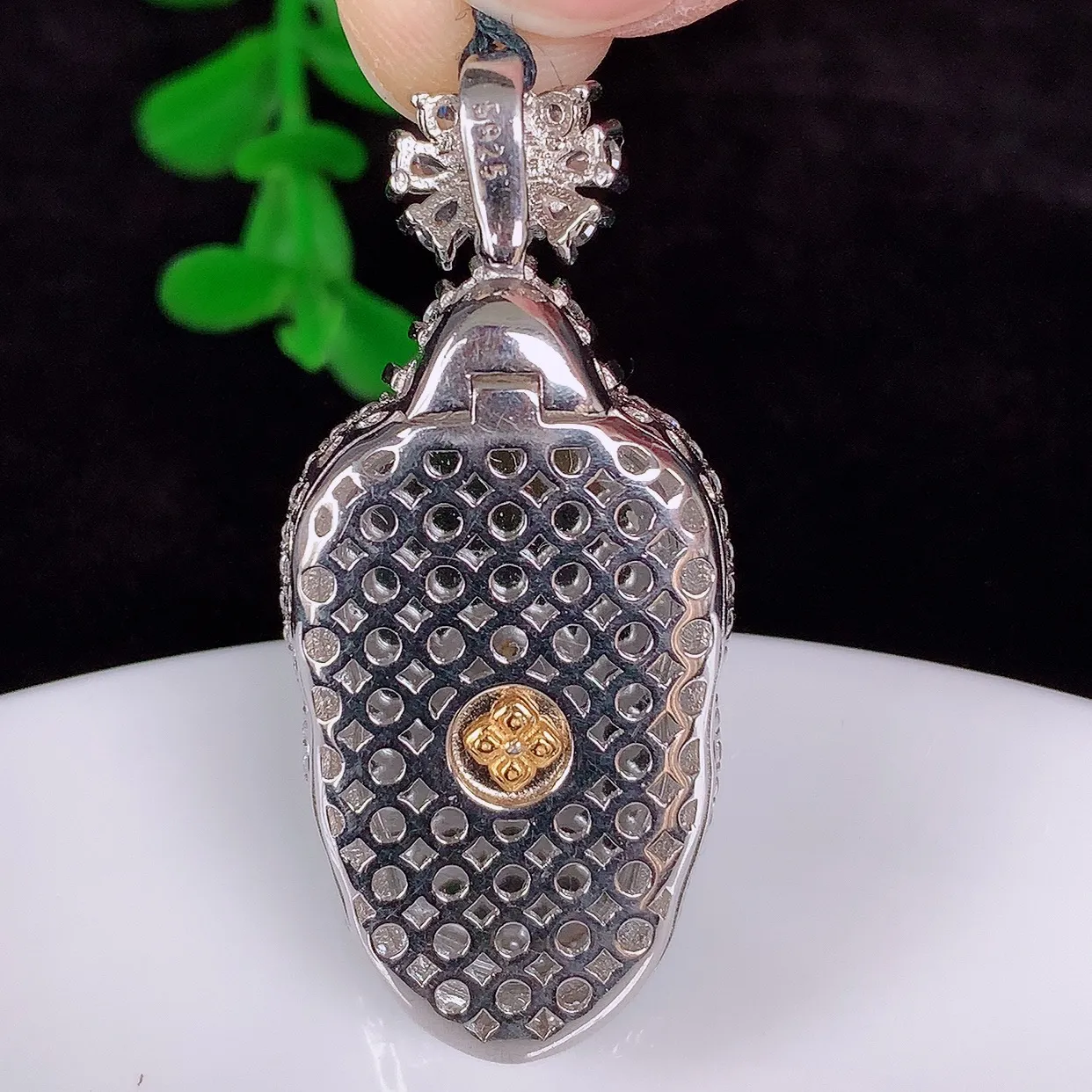 自然光实拍，冰透满绿翡翠925银镶嵌叶子吊坠，自然光实拍，翠色灵动，颜色漂亮，种老水足，品相佳，佩戴佳品！#97.8整体42*18*7.6裸石27*14.6