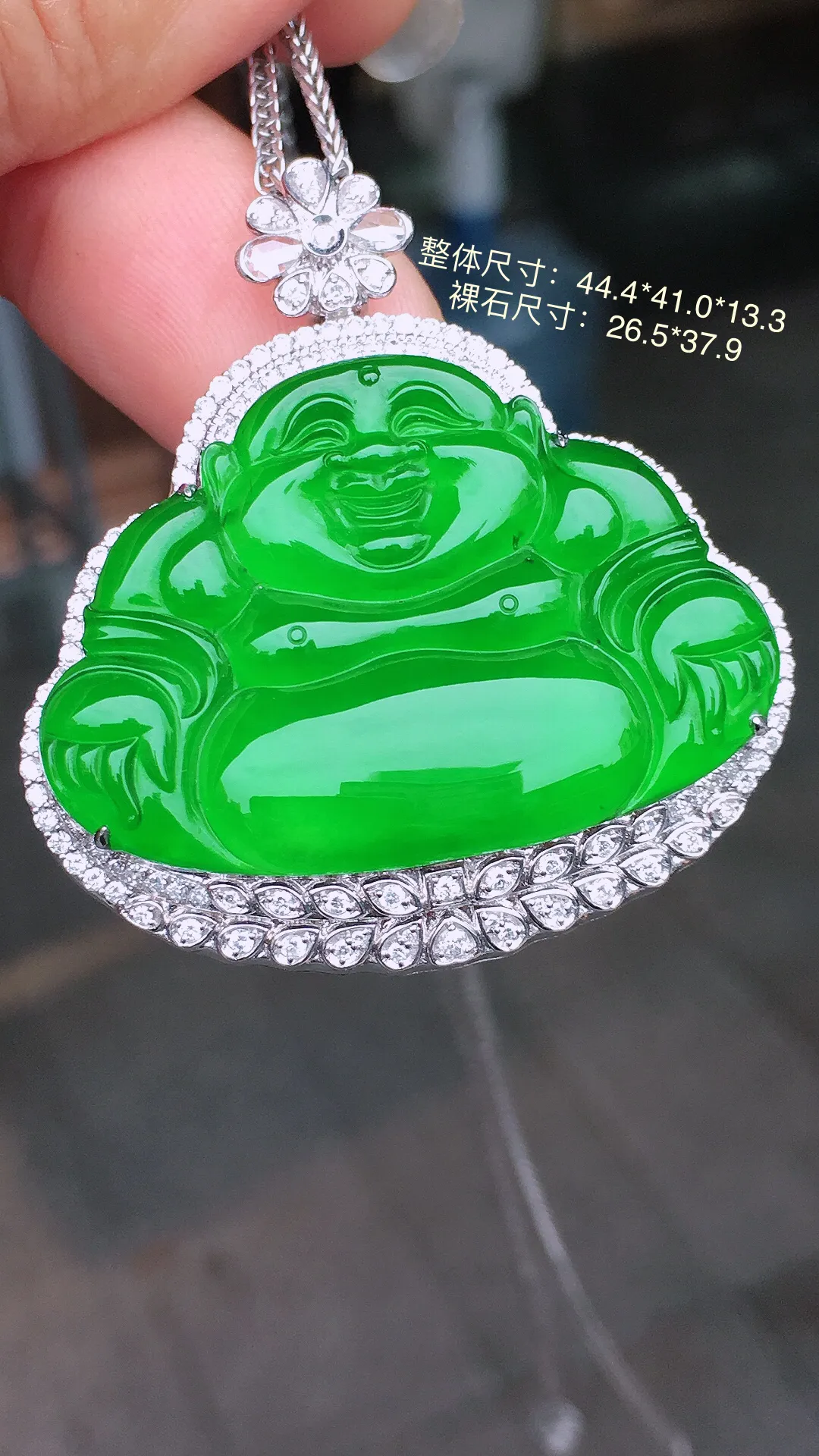 阳绿佛公吊坠，色泽均匀艳丽，玉质细腻，荧光感超
强，饱满水润，气质满满。18k
金豪华镶嵌
