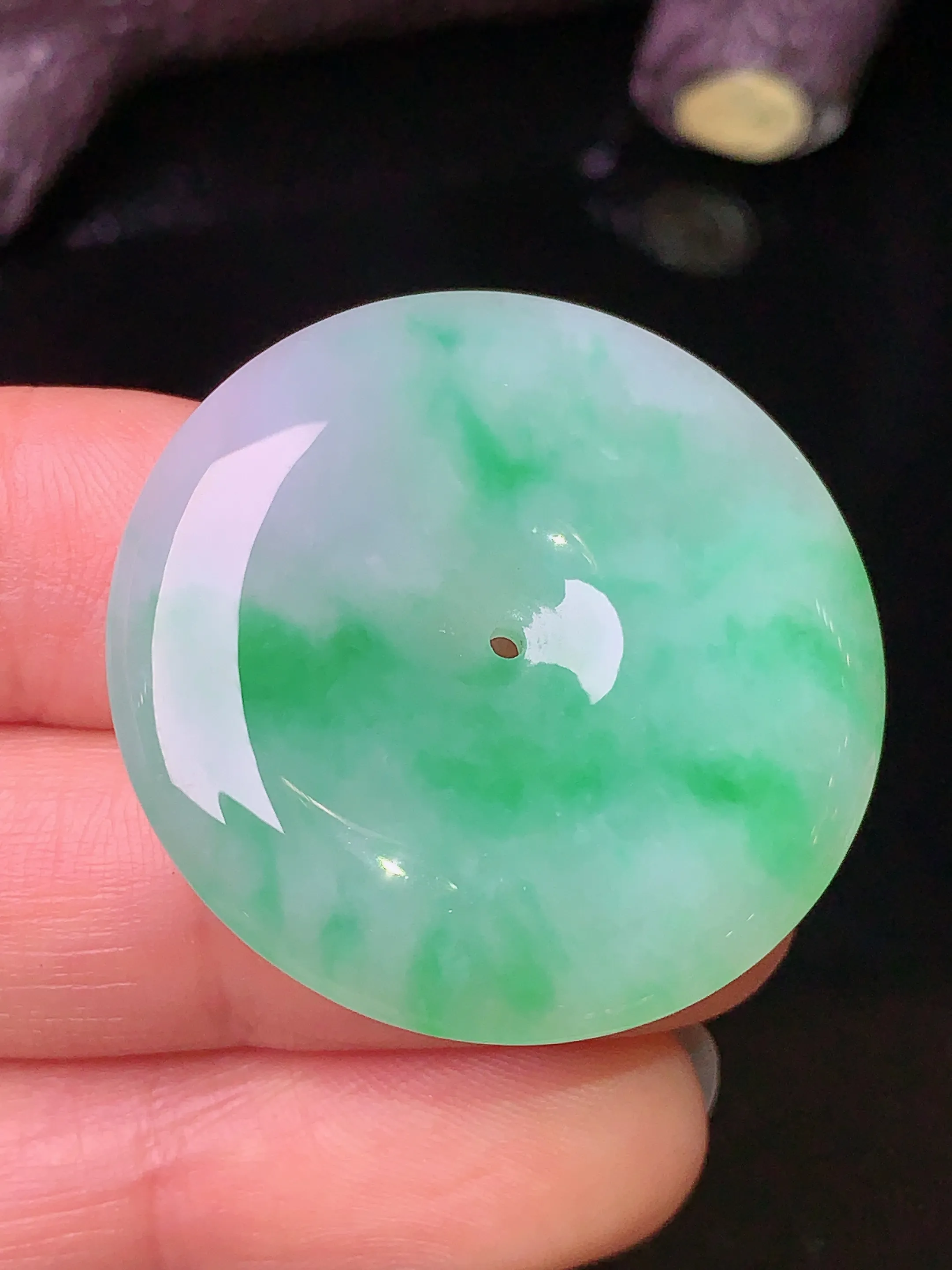 飘绿平安扣吊坠 玉质细腻 色泽清新 艳丽 整体尺寸31.8*5.7