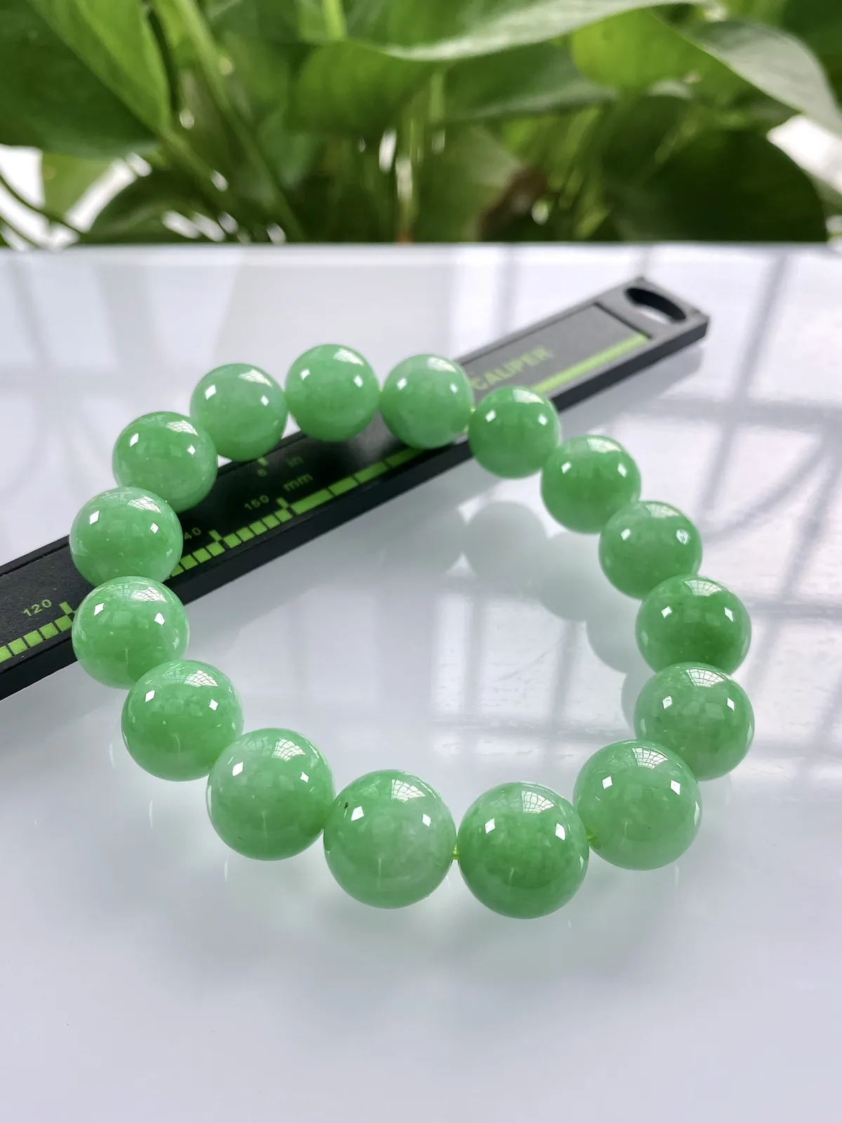 缅甸天然翡翠A货，卡13冰润满绿豆阳绿圆珠手串手链，尺寸：13mm/16颗，重量：56.92g