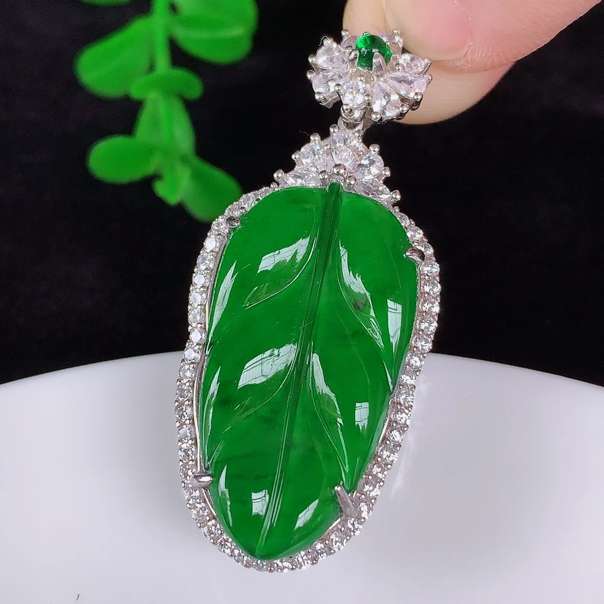 自然光实拍，冰透满绿翡翠925银镶嵌叶子吊坠，自然光实拍，翠色灵动，颜色漂亮，种老水足，品相佳，佩戴佳品！#97.8整体42*18*7.6裸石27*14.6