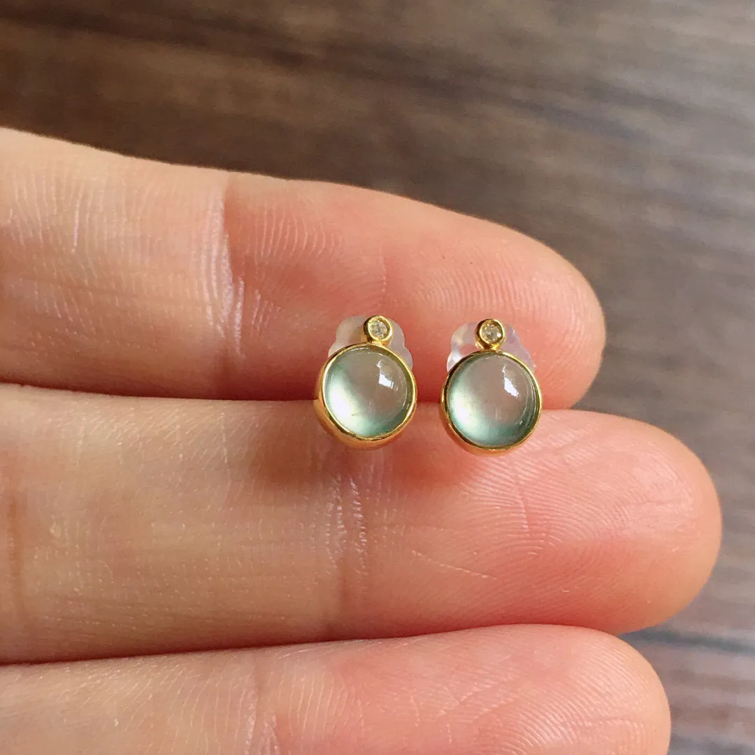 冰种蛋面耳钉，18k金镶嵌，简约时尚，冰润细腻，种水足 尺寸7.8*5.5*2.8