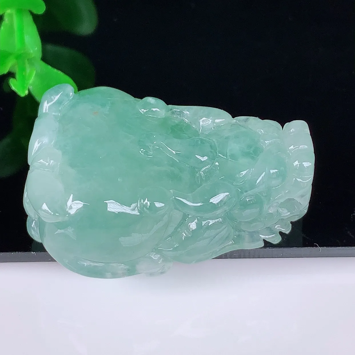 自然光实拍，冰润冰飘绿翡翠招财貔貅吊坠，民间有“一摸貔貅运程旺盛，再摸貔貅财运滚滚，三摸貔貅平步青云 ”的美好祝愿。#46.8