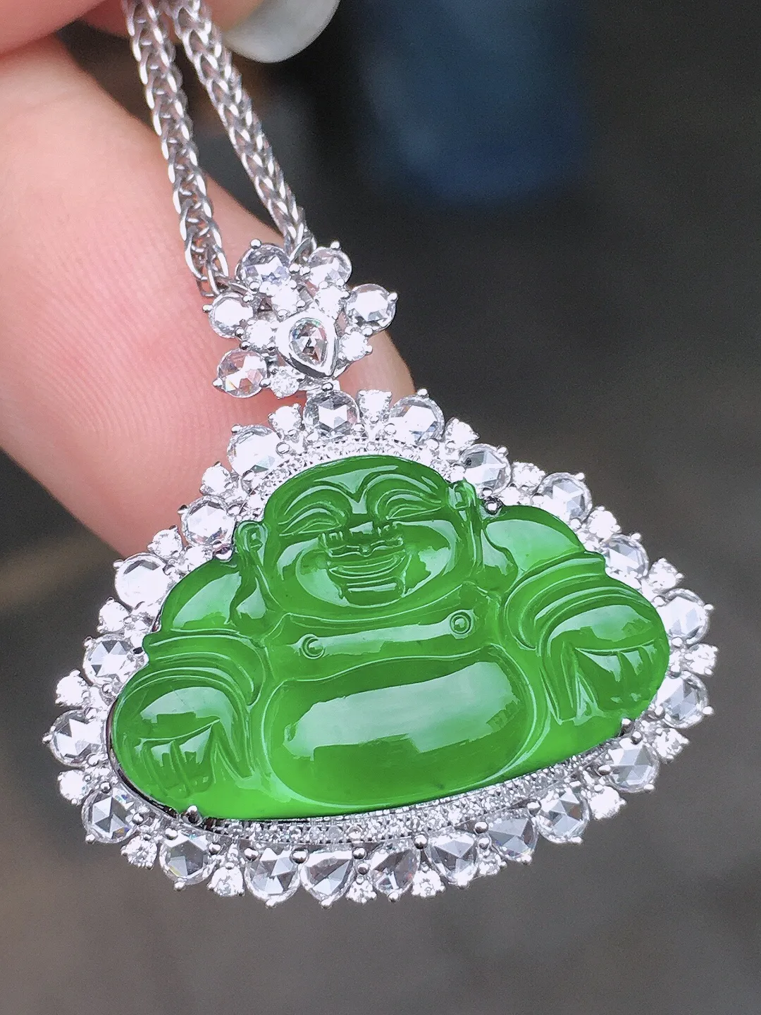 满绿佛公吊坠，色泽均匀浓郁，玉质细腻，荧光感超
强，饱满水润，气质满满。18k
金豪华镶嵌