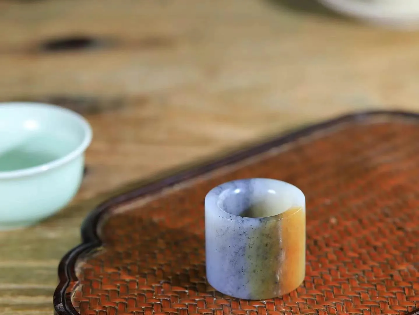 【古韵·扳指】

精品和田玉青花带糖扳指，玉质温润，油润感十足， 整器古韵生辉。优雅高贵。运筹