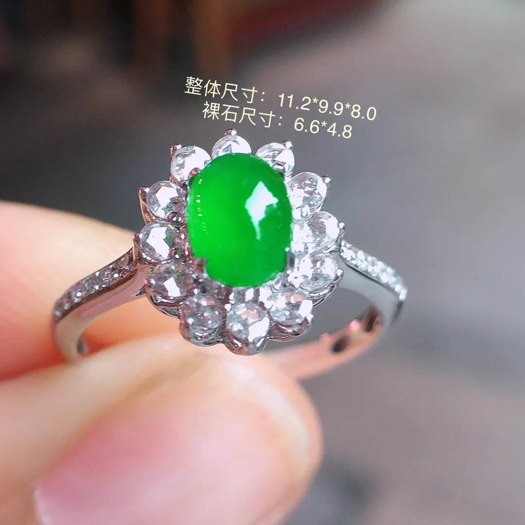 阳绿蛋面戒指，色泽均匀艳丽，玉质细腻，荧光感超
强，饱满水润，气质满满。18k
金豪华镶嵌