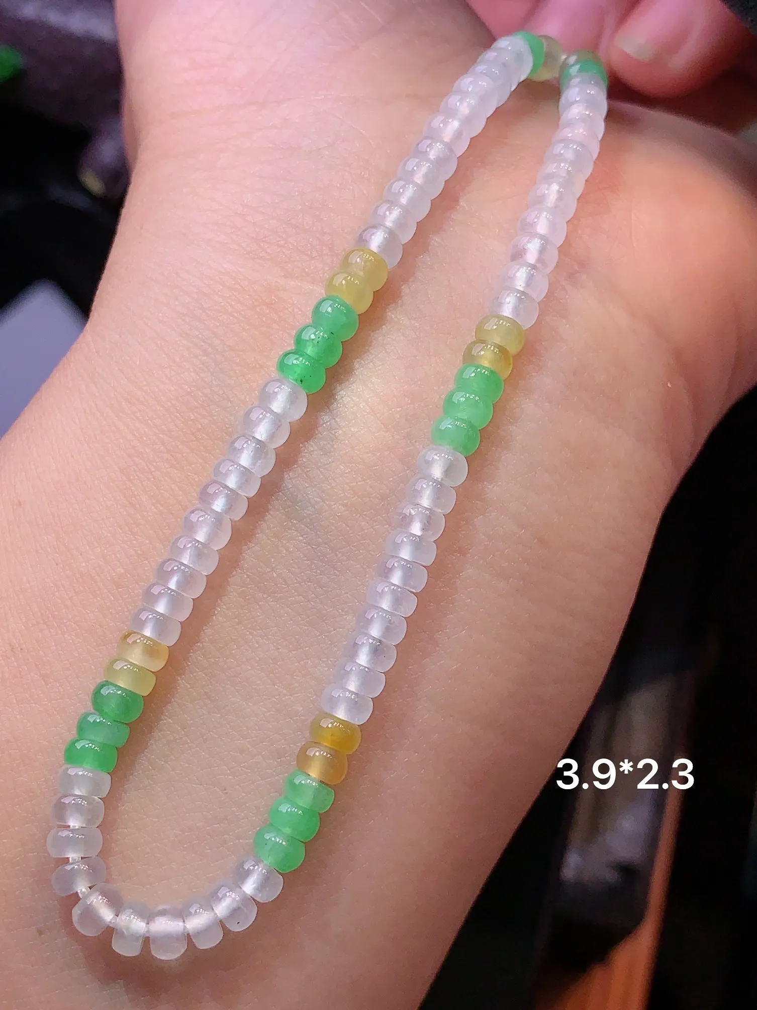 多宝算盘珠手链 玉质细腻 色泽清新艳丽 整体尺寸3.9*2.3