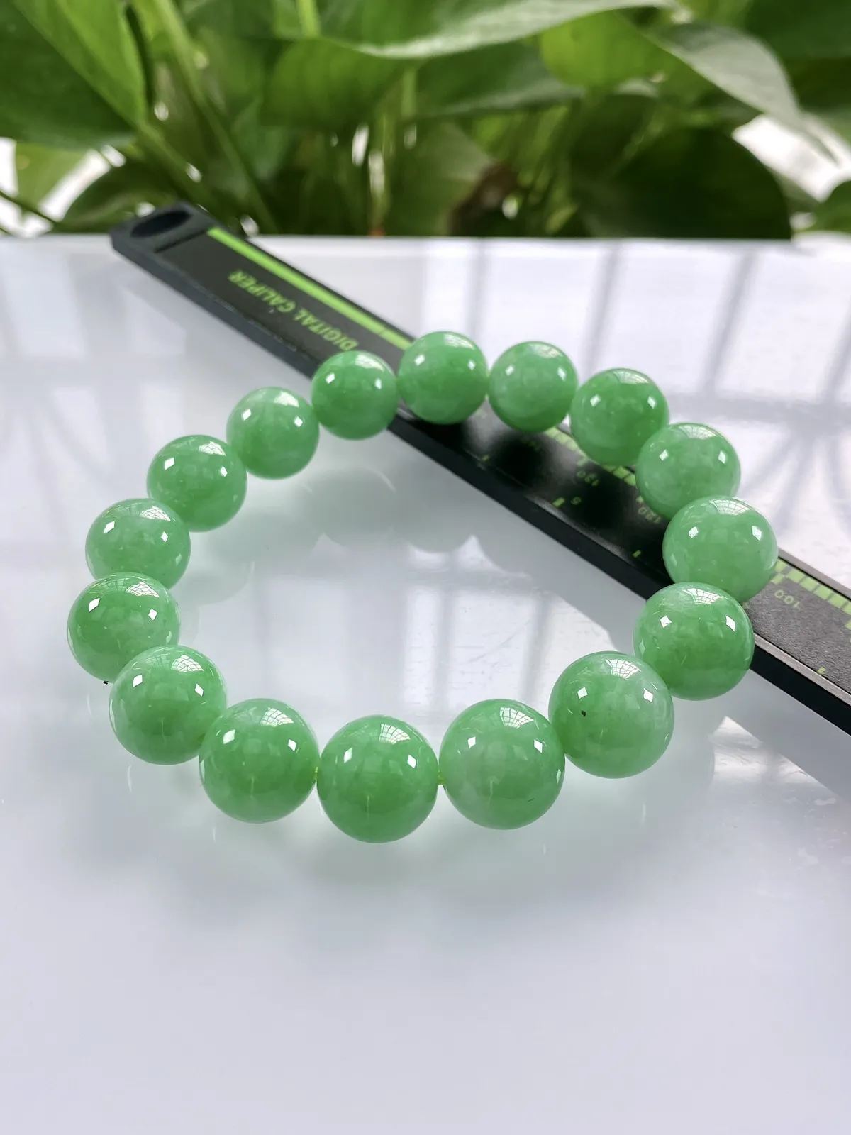 缅甸天然翡翠A货，卡13冰润满绿豆阳绿圆珠手串手链，尺寸：13mm/16颗，重量：56.92g