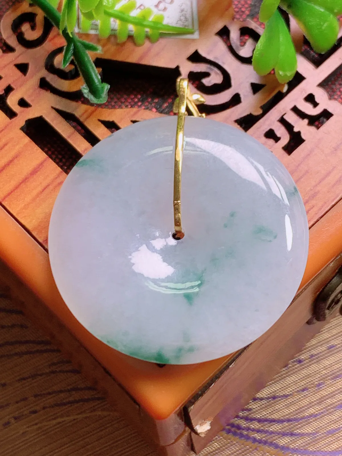 精品推荐，缅甸天然A货翡翠，18K金镶嵌冰种飘花平安扣吊坠，种水好，颜色鲜艳，玉质水润细腻，工艺精湛，佩戴效果更佳。