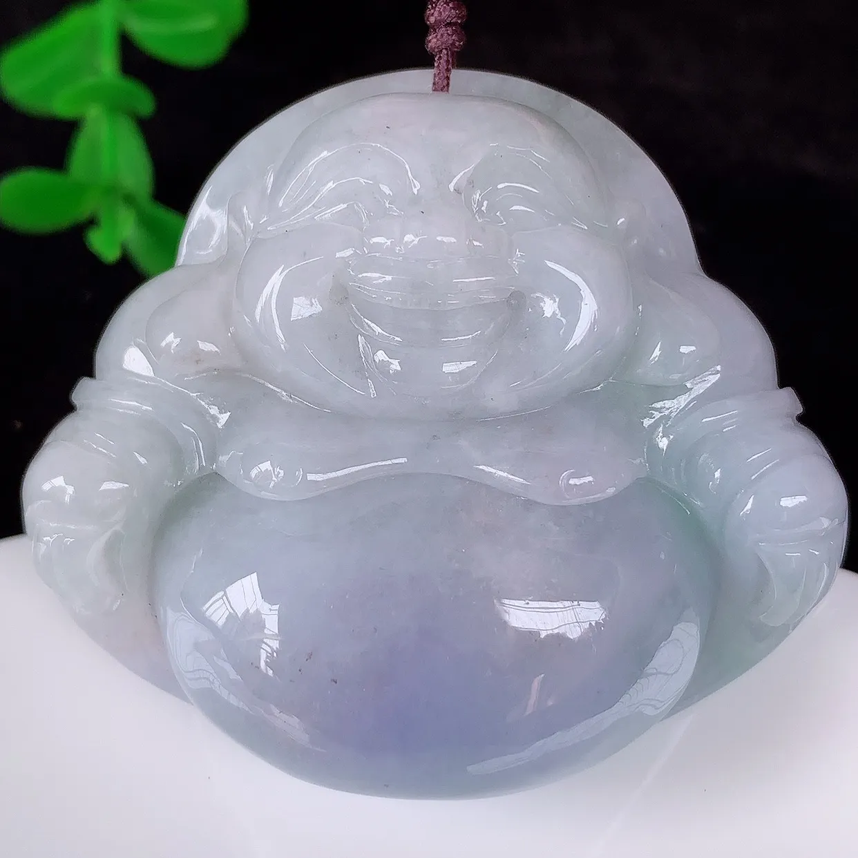 自然光实拍，大件厚装冰润冰糯种紫罗兰翡翠佛公吊坠，饱满， 佛公亦保平安，寓意有福（佛公）相伴，配戴优
