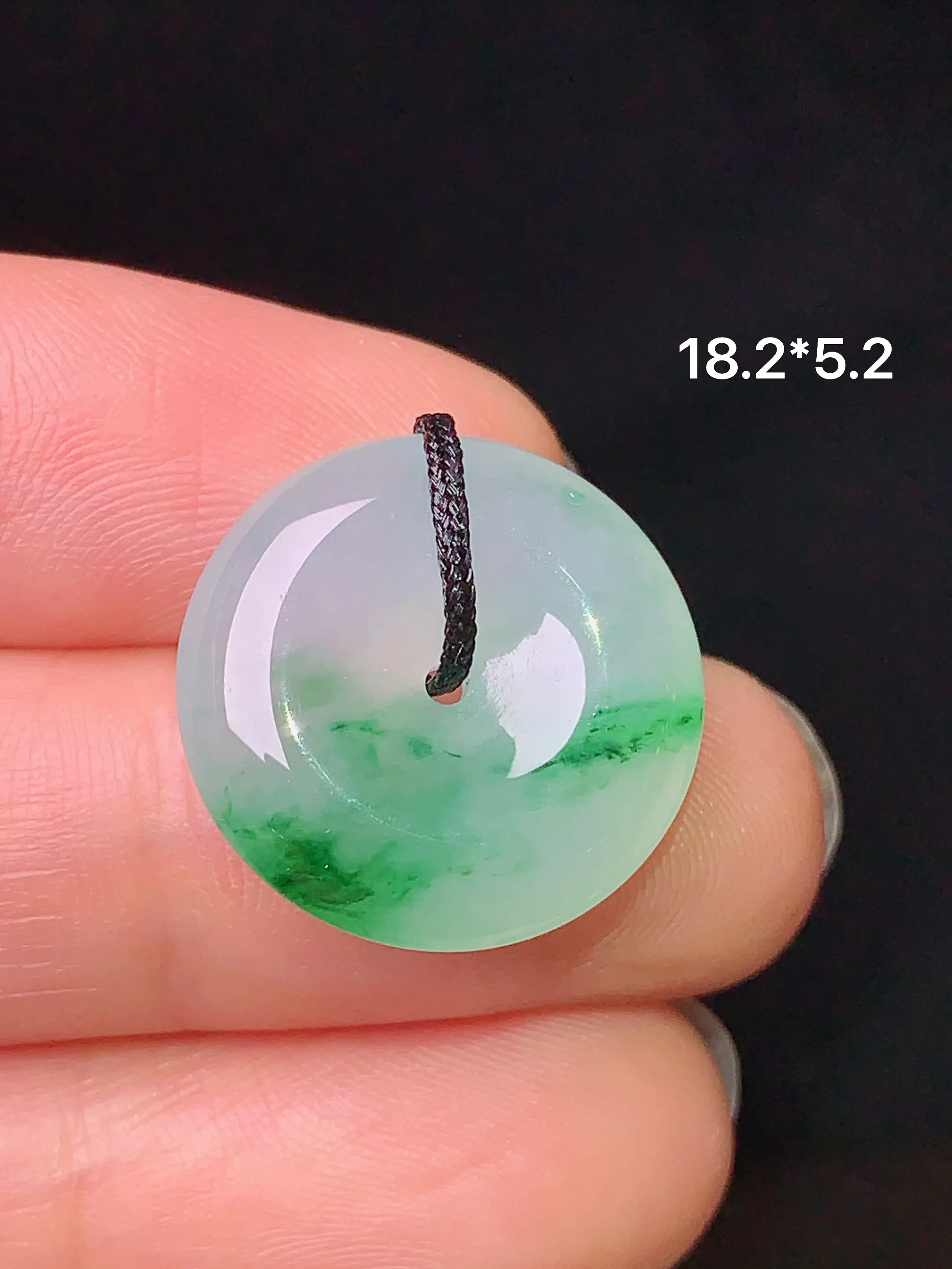 飘绿平安扣吊坠 玉质细腻 色泽清新艳丽 整体尺寸18.2*5.2