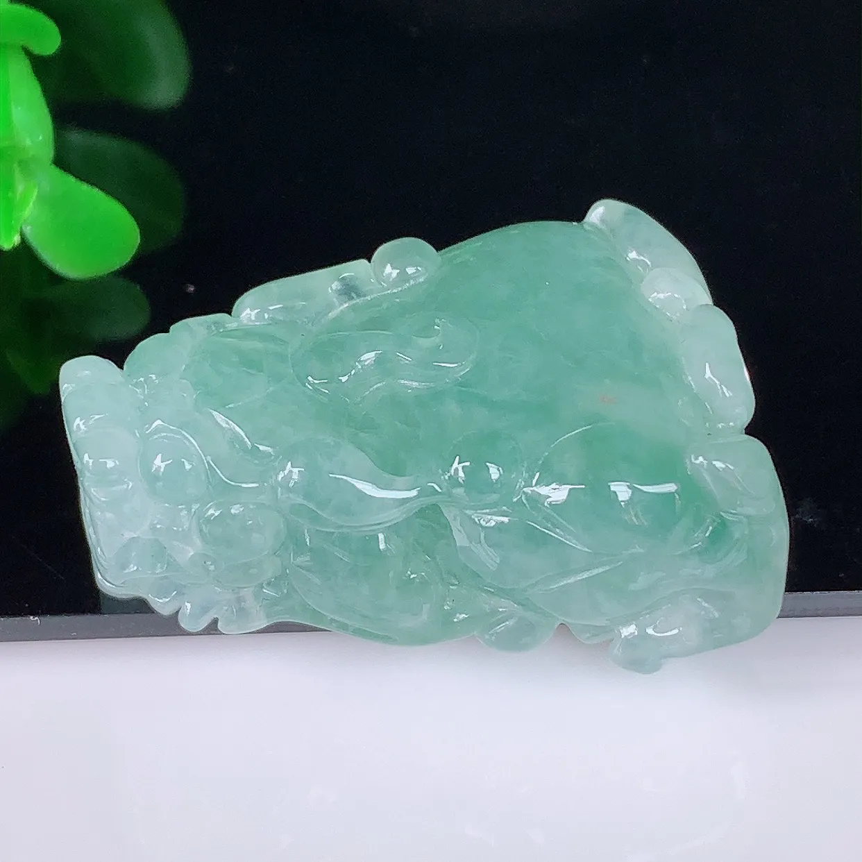 自然光实拍，冰润冰飘绿翡翠招财貔貅吊坠，民间有“一摸貔貅运程旺盛，再摸貔貅财运滚滚，三摸貔貅平步青云 ”的美好祝愿。#46.8