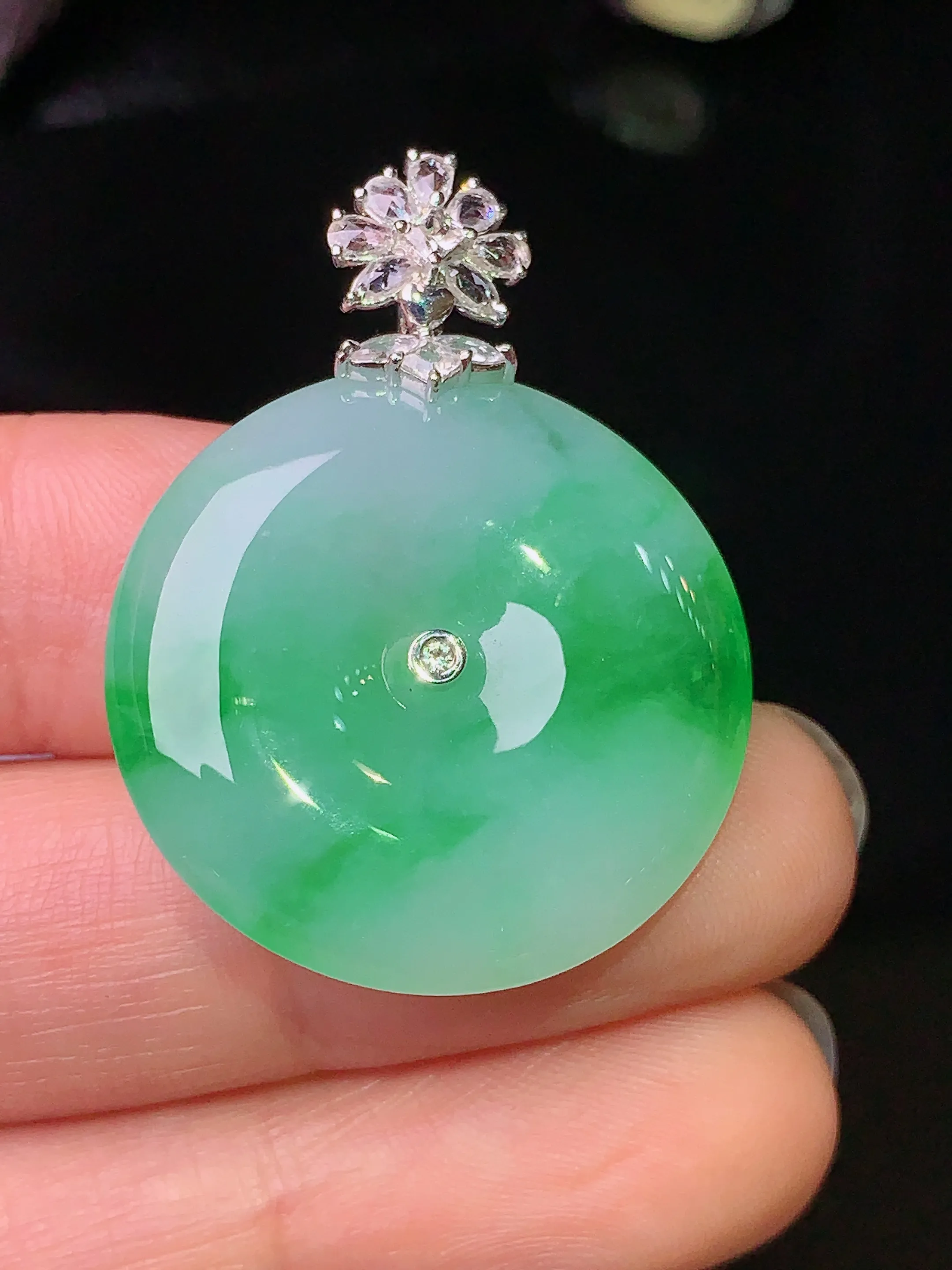 18k金钻镶嵌飘绿平安扣吊坠 玉质细腻 色泽清新艳丽 整体尺寸34.2*25.7*5.5