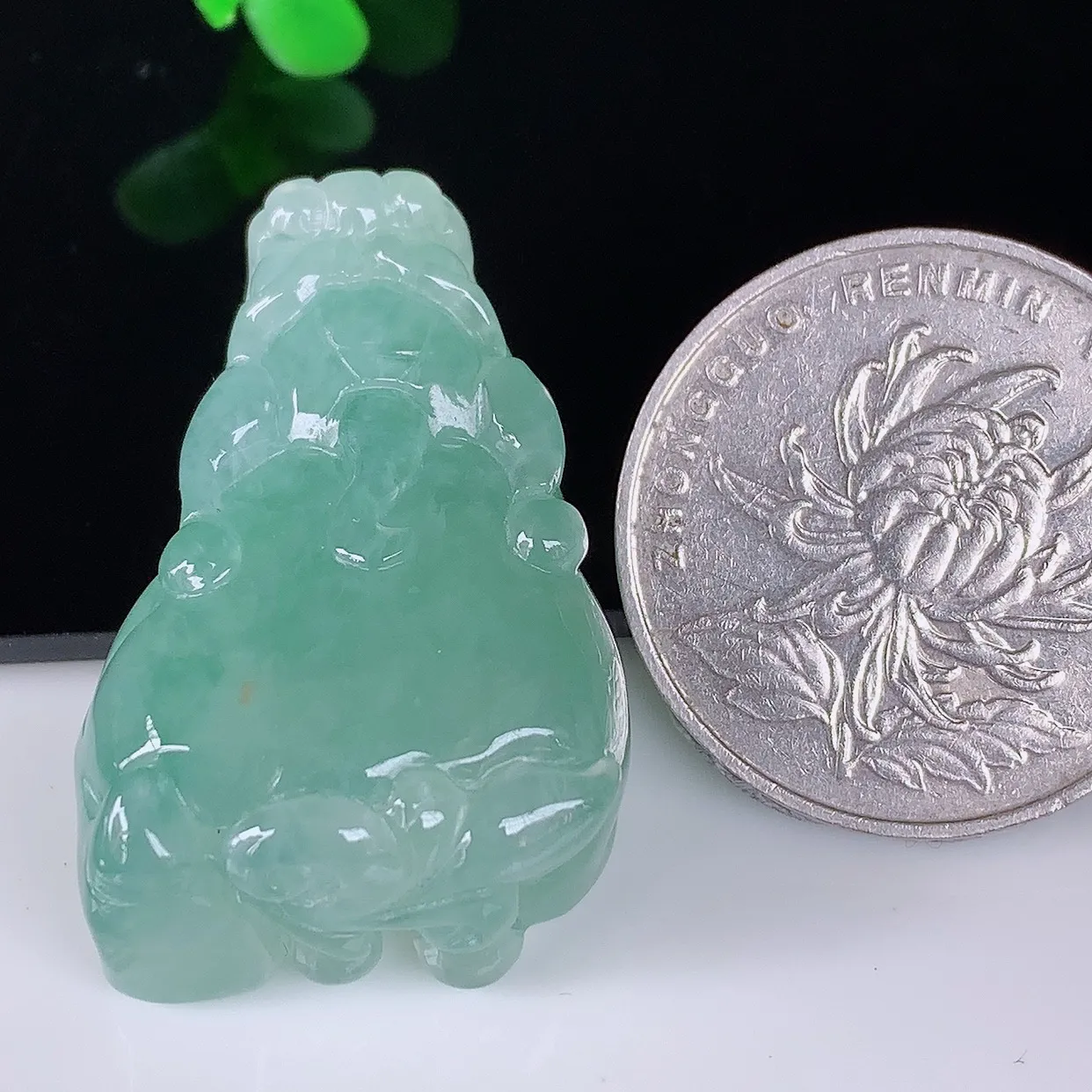 自然光实拍，冰润冰飘绿翡翠招财貔貅吊坠，民间有“一摸貔貅运程旺盛，再摸貔貅财运滚滚，三摸貔貅平步青云 ”的美好祝愿。#46.8