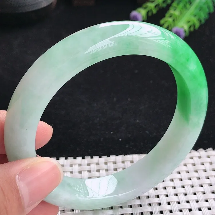 自然光61.5圈口老坑精美冰润飘阳绿大圈口手镯翡翠玉镯尺寸61.5/13/9.5