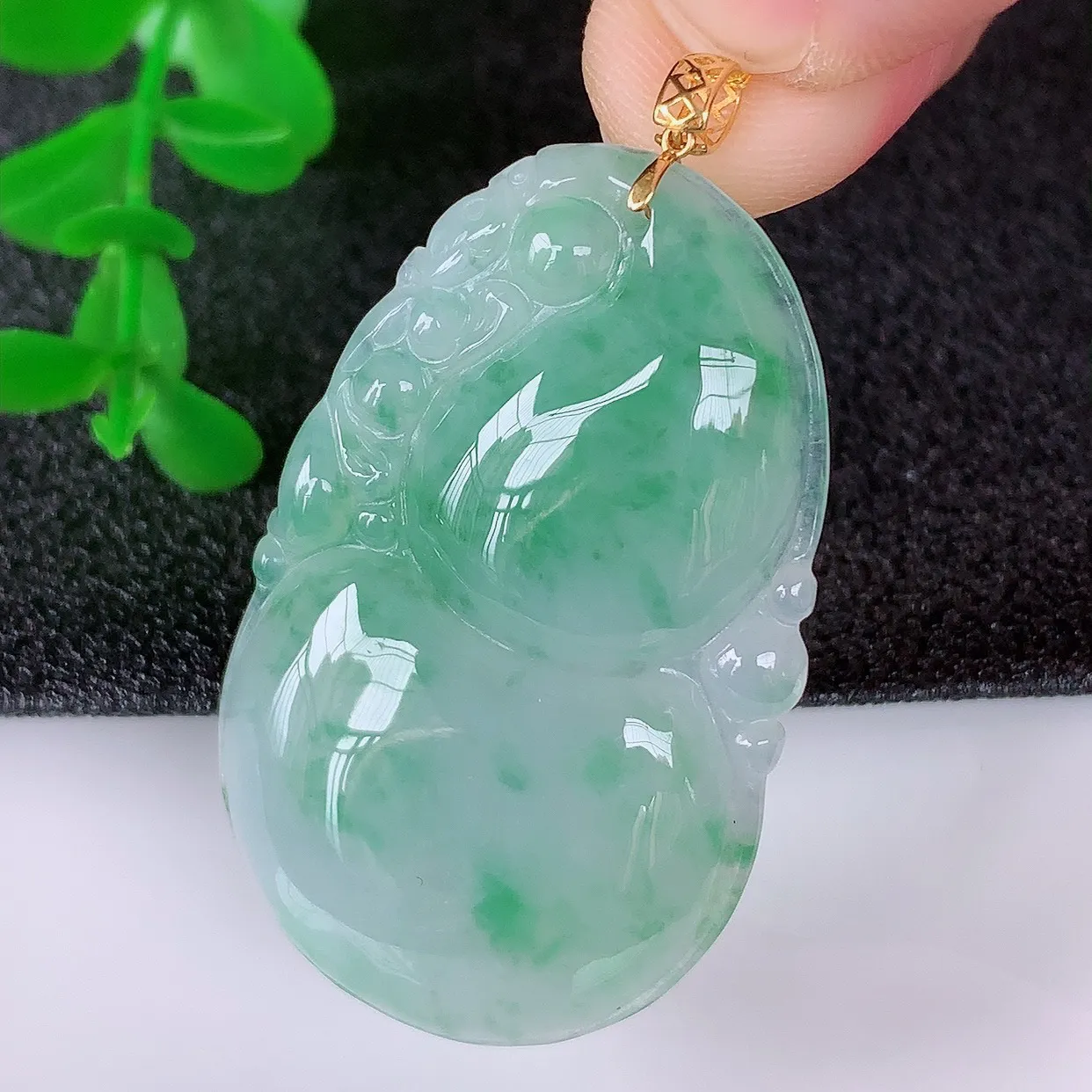 自然光实拍，18K金镶嵌冰飘花翡翠葫芦吊坠，翡翠葫芦，寓意福禄双全，财源滚滚，佩戴效果优雅迷人！#00.8整体46*裸石39.8*25*5.6