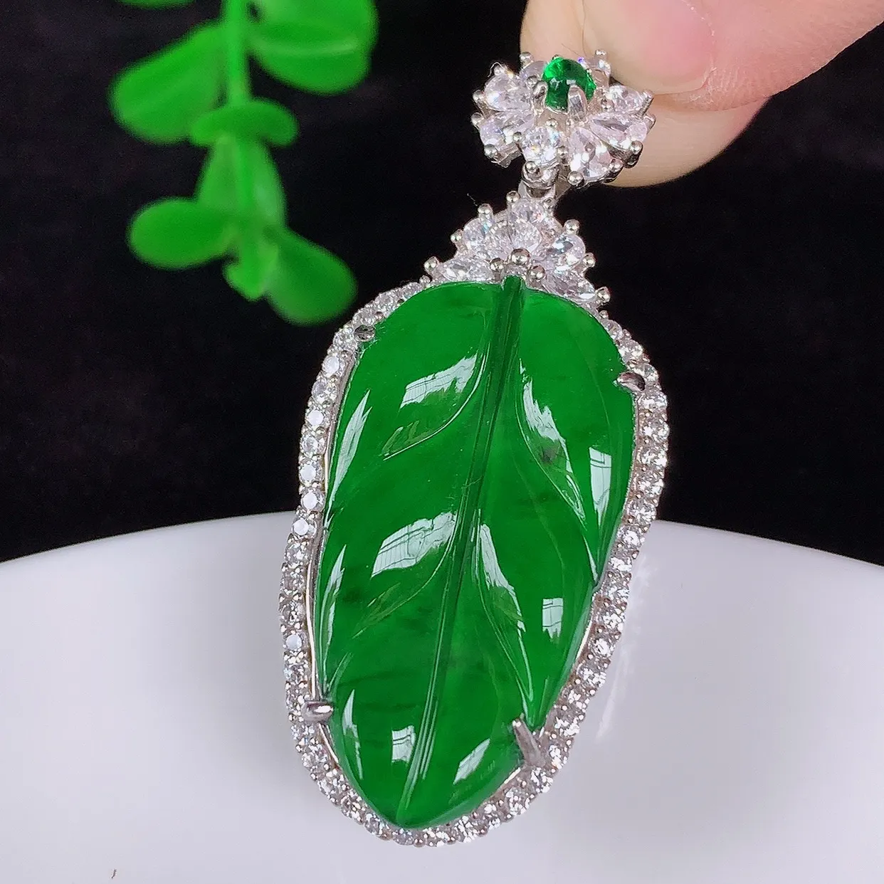 自然光实拍，冰透满绿翡翠925银镶嵌叶子吊坠，自然光实拍，翠色灵动，颜色漂亮，种老水足，品相佳，佩戴佳品！#97.8整体42*18*7.6裸石27*14.6