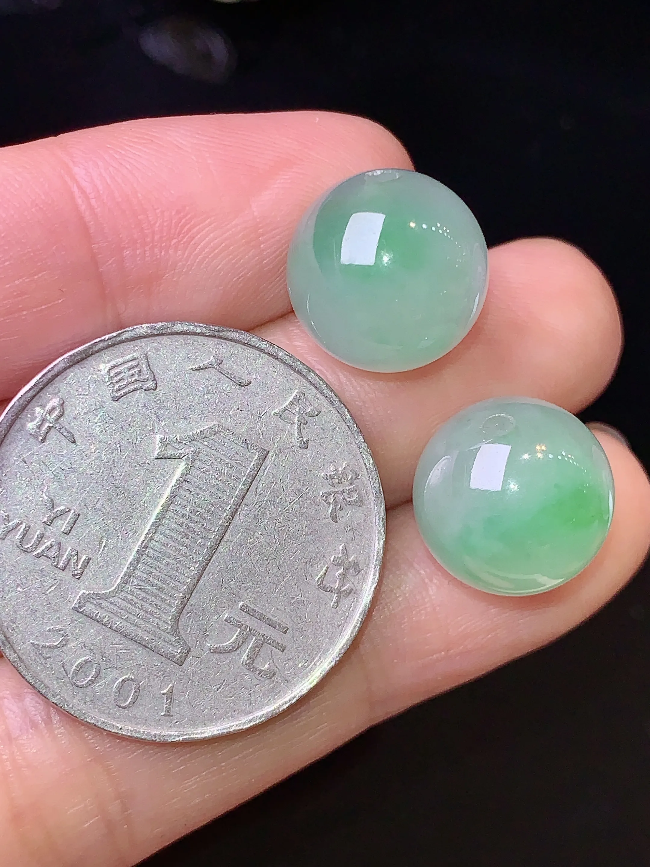 飘绿圆珠一对 玉质细腻 色泽清新艳丽 整体尺寸12.2
