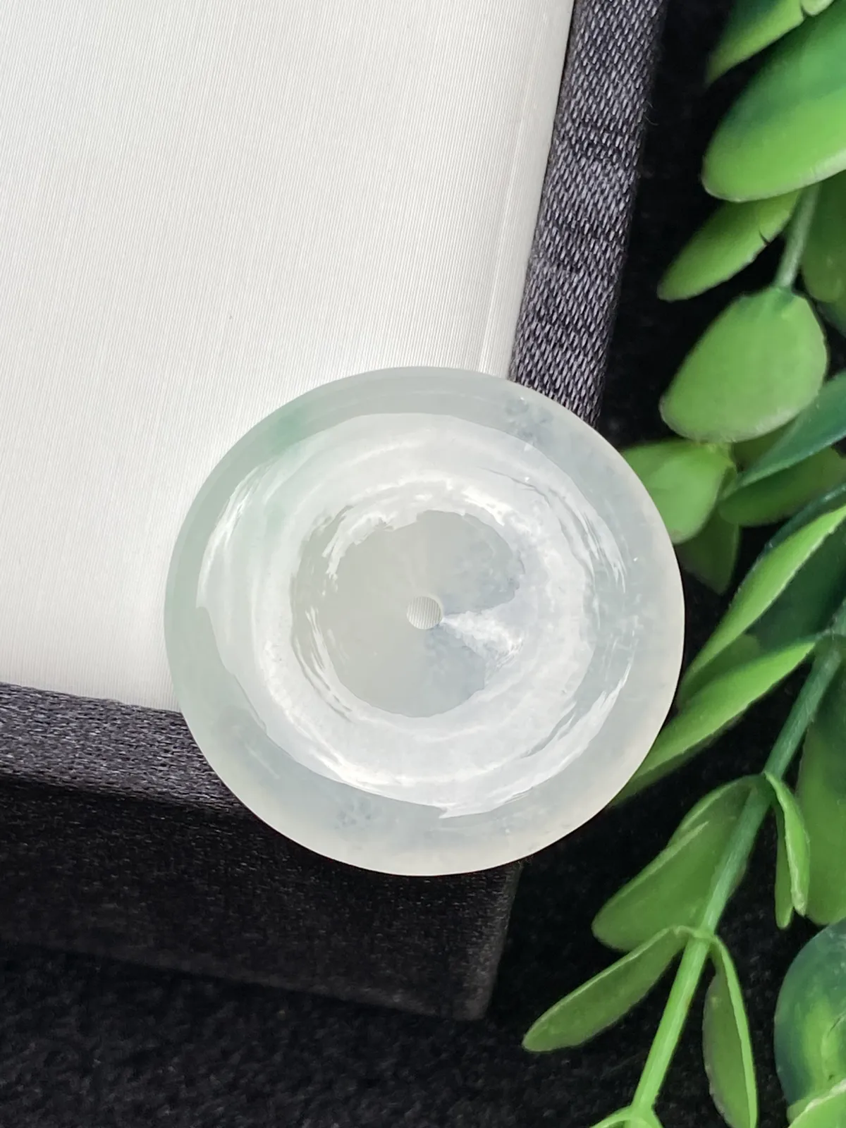 推荐【冰飘花平安扣】带一抹绿花，无纹裂，水润，冰透，品相佳～～
