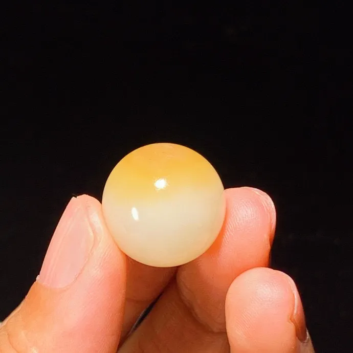 新疆且末糖转运珠挂件。 单颗尺寸18重9克 玉质细腻油润。手推出油。品相大气 lt250509