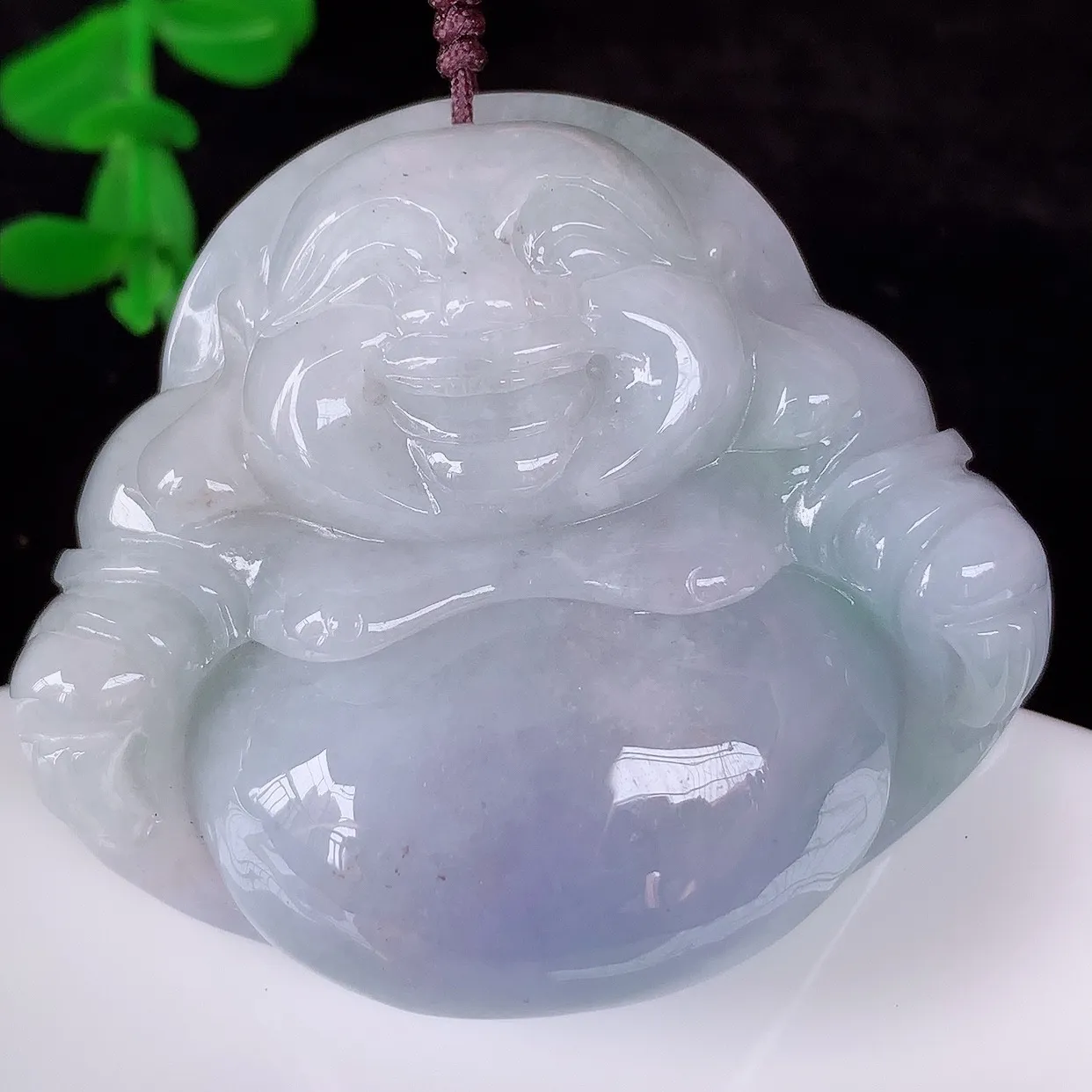 自然光实拍，大件厚装冰润冰糯种紫罗兰翡翠佛公吊坠，饱满， 佛公亦保平安，寓意有福（佛公）相伴，配戴优