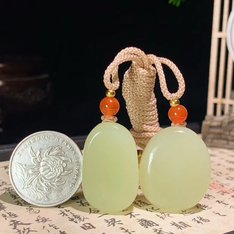 新疆若羌黄口料观音佛挂件。 单个尺寸27/23/11重25克 玉质细腻油润。手推出油。品相大气 lt250509