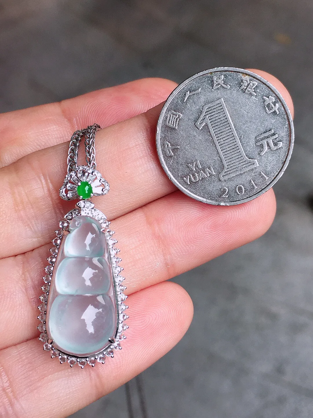 冰种福豆吊坠，玉质细腻，荧光感超
强，饱满水润，气质满满。18k
金豪华镶嵌