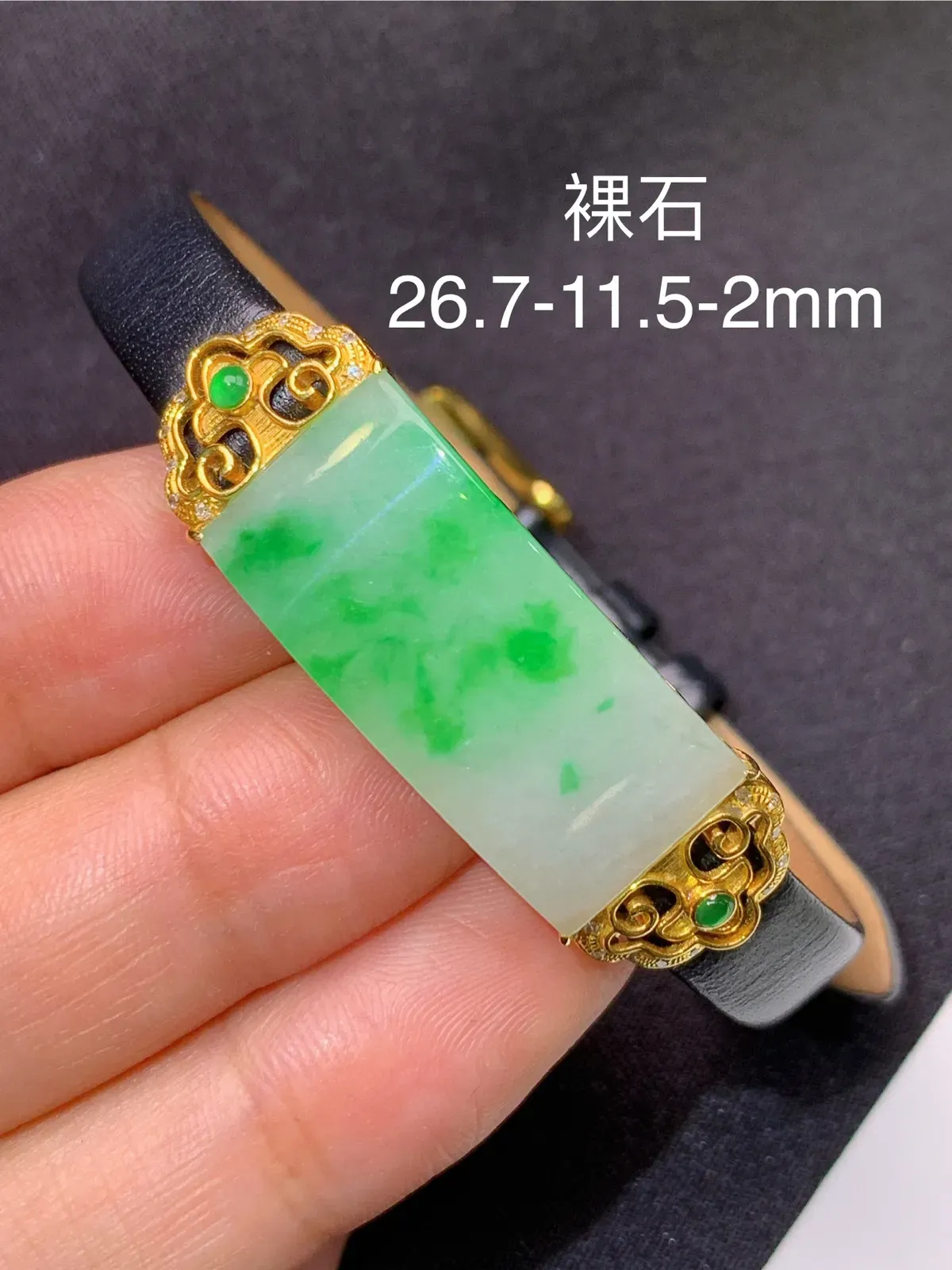 冰飘绿弯条手表，18k金镶嵌，款式新颖，冰润色艳，种水足 尺寸26.7*11.5*2