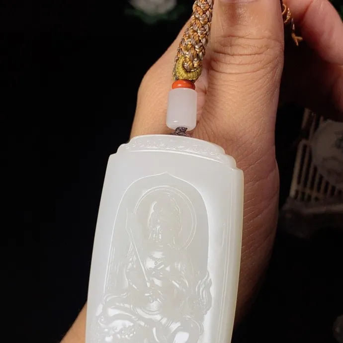 新疆和田玉羊脂白玉文殊菩萨挂件。 尺寸69/38/11重66克 玉质细腻油润 无裂无杂无结构。手推出油。品相大气 lt250509
