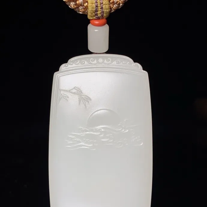 新疆和田玉羊脂白玉文殊菩萨挂件。 尺寸69/38/11重66克 玉质细腻油润 无裂无杂无结构。手推出油。品相大气 lt250509