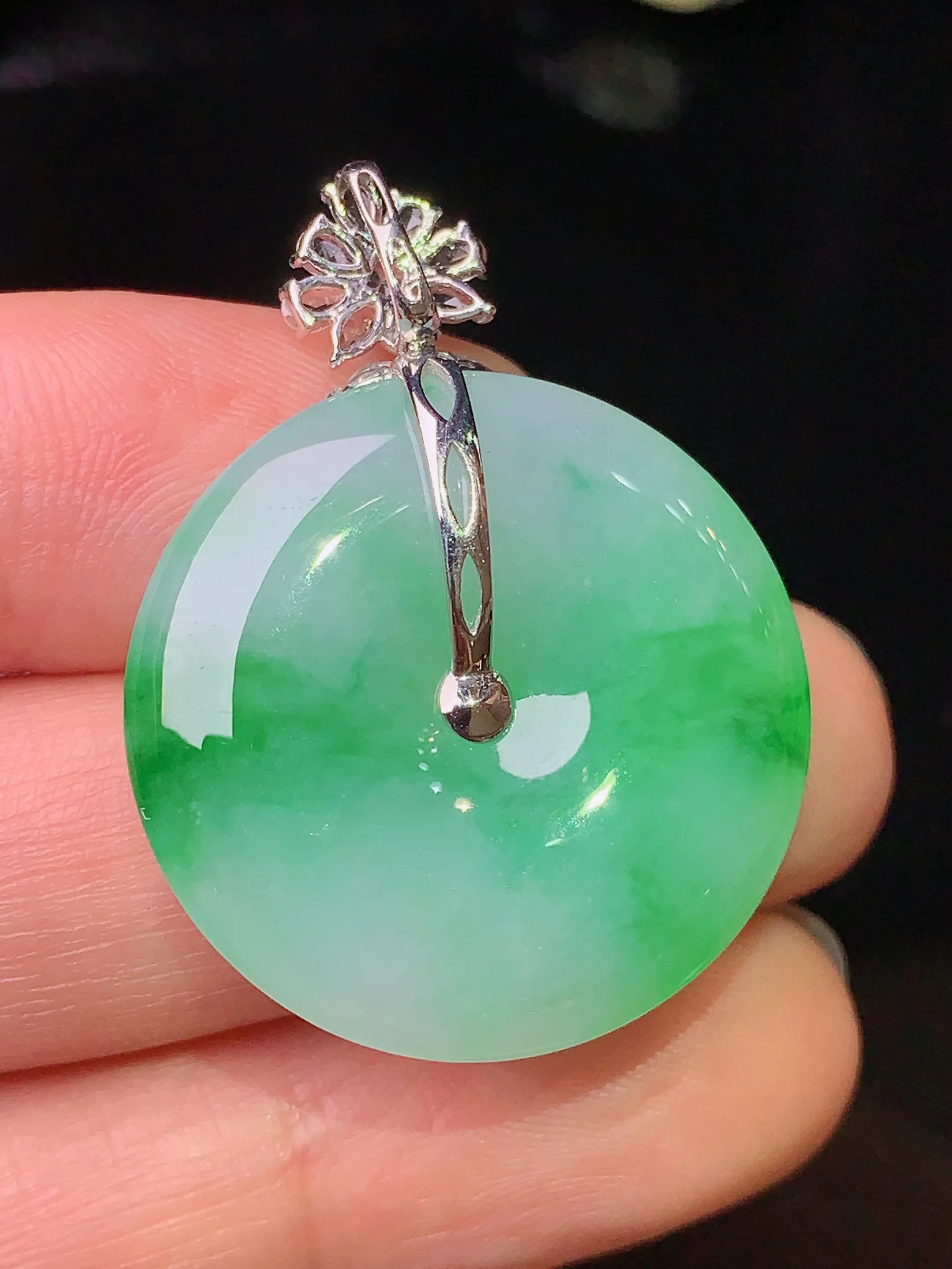 18k金钻镶嵌飘绿平安扣吊坠 玉质细腻 色泽清新艳丽 整体尺寸34.2*25.7*5.5